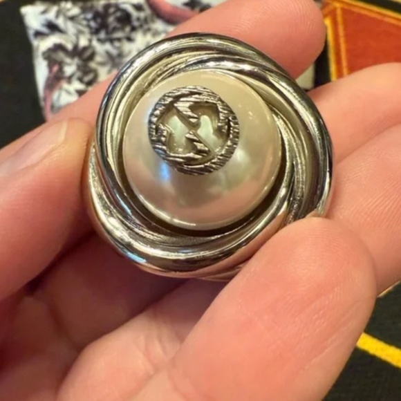 Gucci NWOT Silver and Pearl oversized clip on Earrings - New - Picture 3 of 6